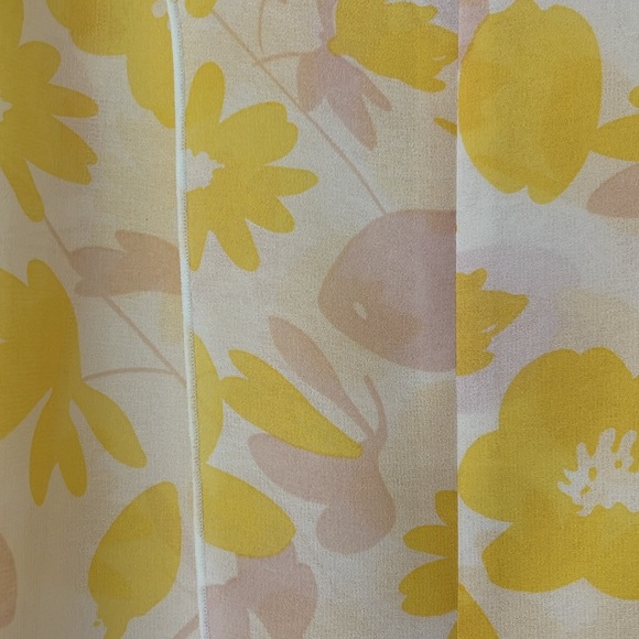 Cabi Sleeveless Flowy Top - Picture 2 of 7